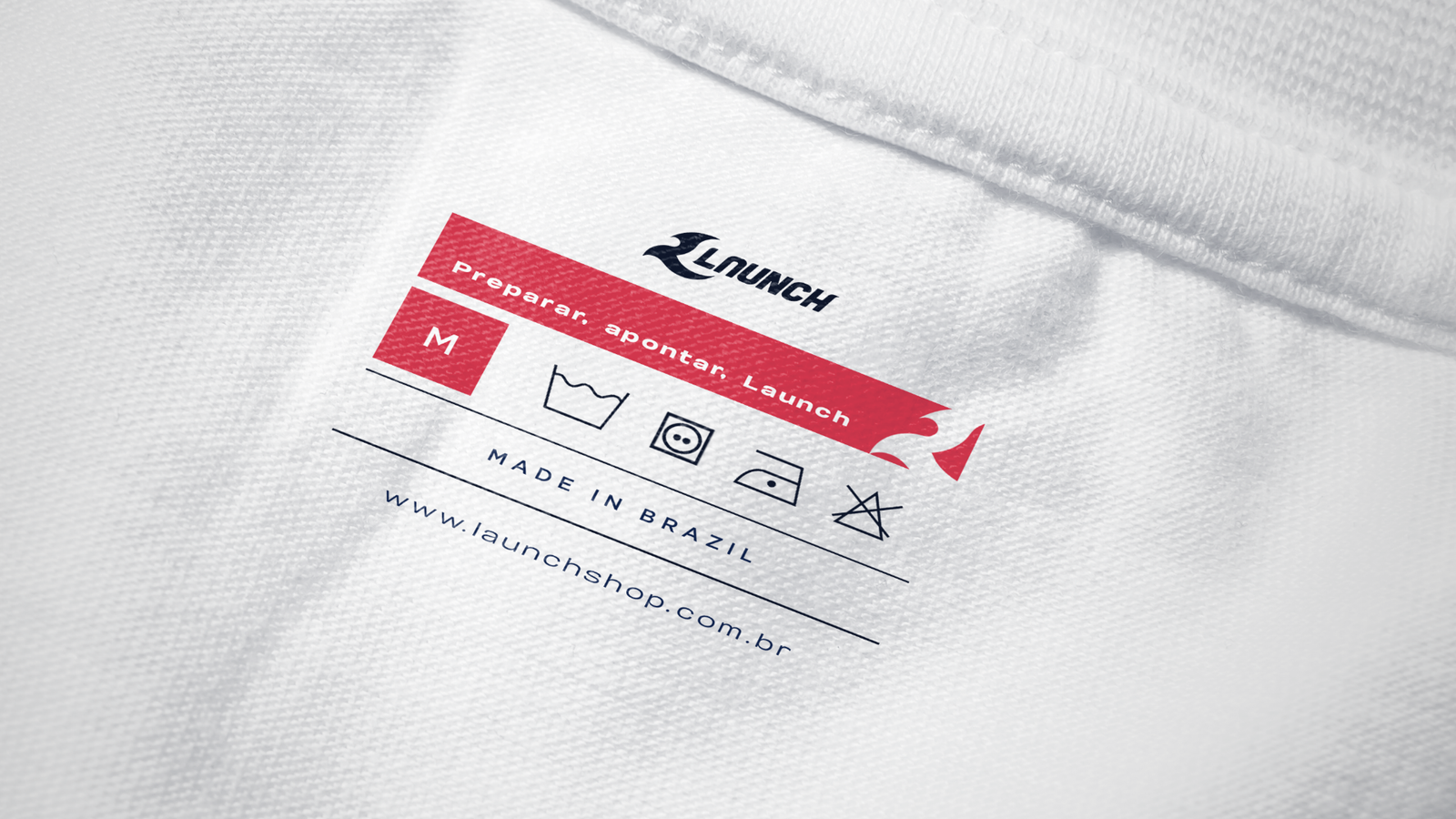 Camiseta preta com a marca no peito